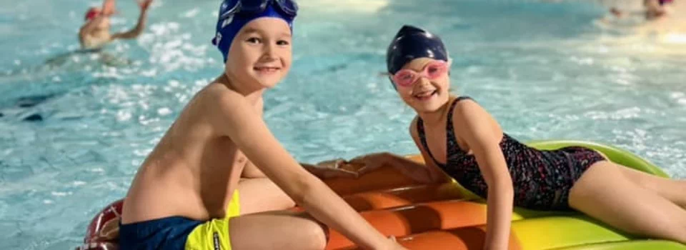 Dzieci na zajęciach nauki pływania